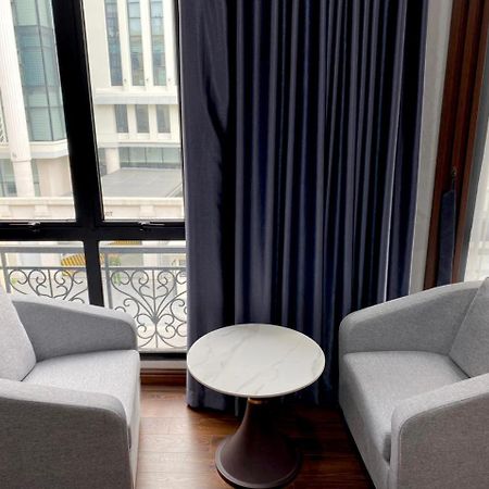 NguyẽN QuyèN Hotel ハノイ市 エクステリア 写真