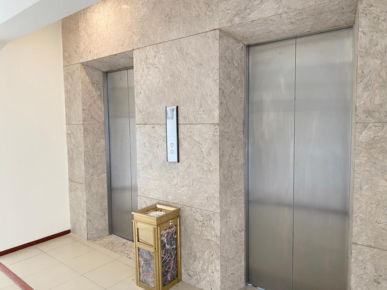 NguyẽN QuyèN Hotel ハノイ市 エクステリア 写真