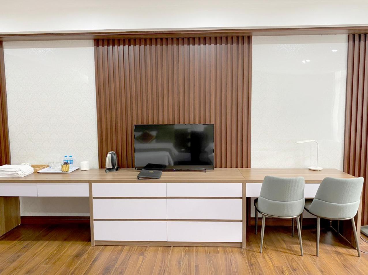 NguyẽN QuyèN Hotel ハノイ市 エクステリア 写真