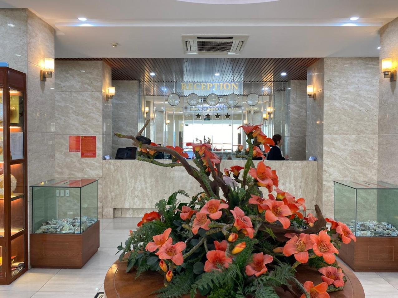 NguyẽN QuyèN Hotel ハノイ市 エクステリア 写真