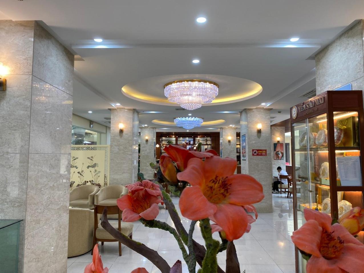NguyẽN QuyèN Hotel ハノイ市 エクステリア 写真