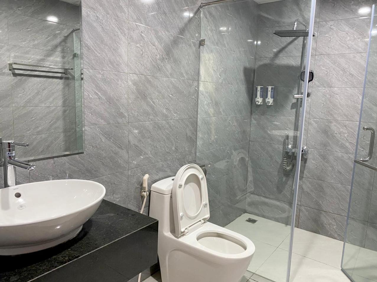 NguyẽN QuyèN Hotel ハノイ市 エクステリア 写真