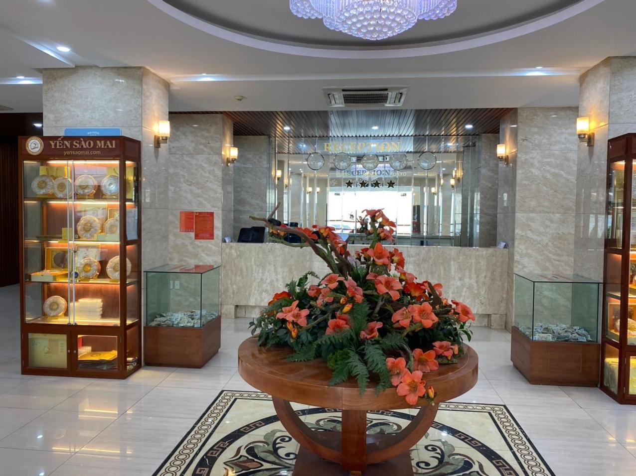 NguyẽN QuyèN Hotel ハノイ市 エクステリア 写真