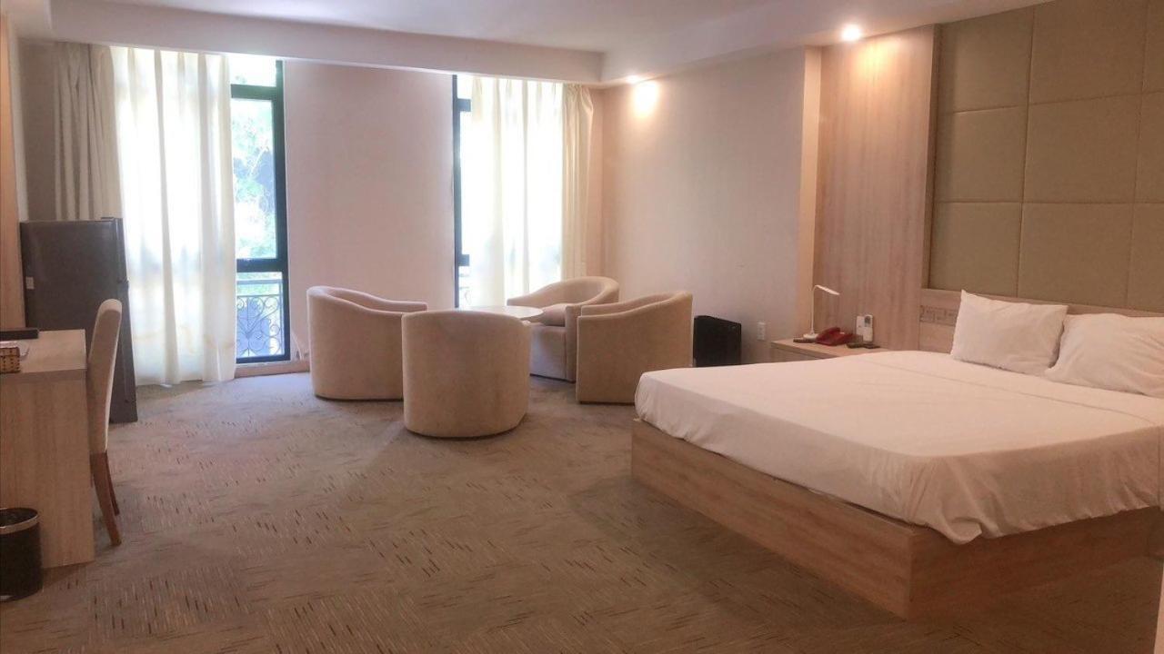 NguyẽN QuyèN Hotel ハノイ市 エクステリア 写真