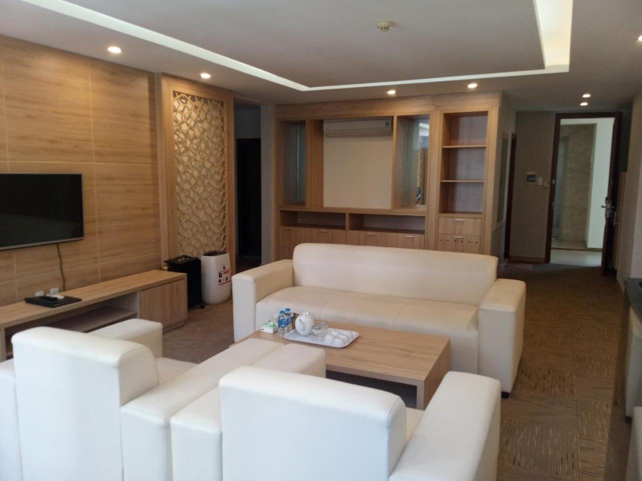 NguyẽN QuyèN Hotel ハノイ市 エクステリア 写真